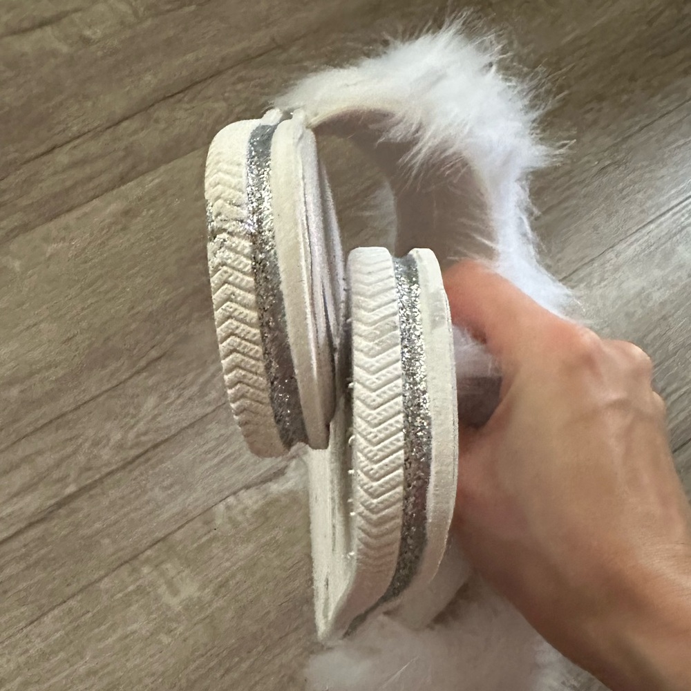 NWT Lauren Lorraine Women’s Fluffy White Faux Fur Flat Slide Sandals - Picture 5 of 9
